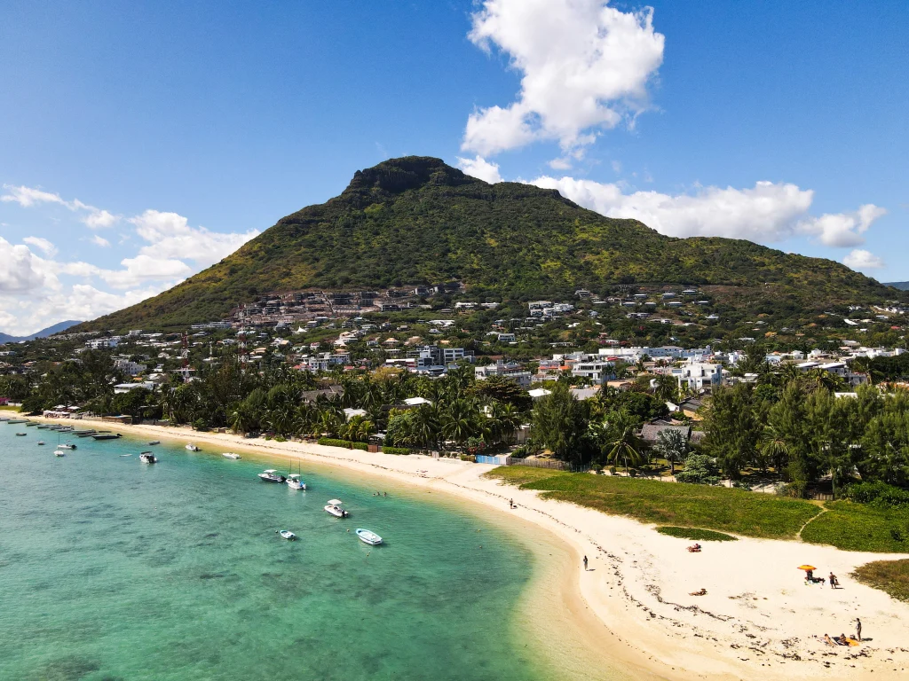 Best restaurants in North Mauritius featuring beachfront dining, fresh seafood, traditional Mauritian cuisine, and romantic sunset dinners.