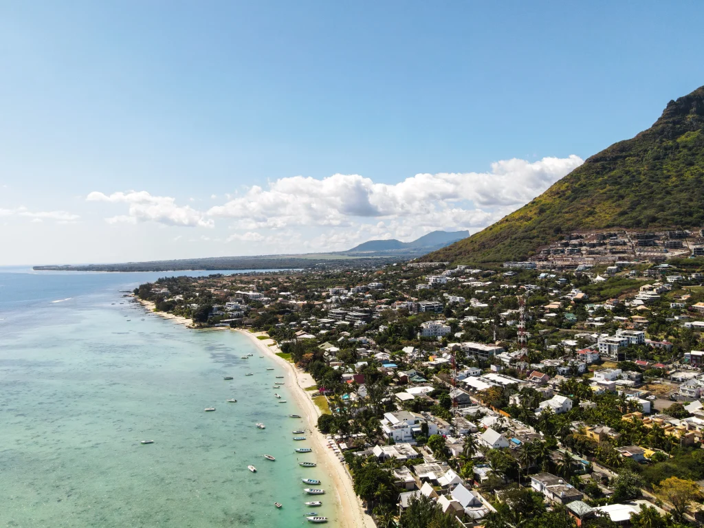 What are the best romantic restaurants in North Mauritius featuring beachfront, garden, and fine dining experiences for couples.